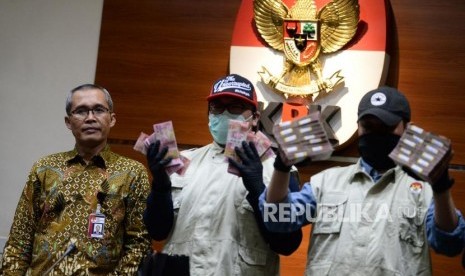 Wakil Ketua KPK Alexander Marwata mendampingi penyidik menunjukan barang bukti saat konferensi pers Operasi Tangkap Tangan (OTT) Bupati Sidoarjo di gedung KPK, Jakarta, Rabu (8/1).