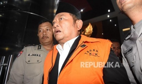 Bupati Sidoarjo Saiful Ilah (kanan) mengenakan rompi tahanan KPK usai menjalani pemeriksaan pasca operasi tangkap tangan di Gedung KPK, Jakarta, Kamis (9/1/2020). Penyidik KPK sita Sejumlah dokumen dan uang dari rumah dinas bupati Sidoarjo.