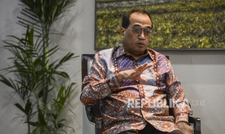 Menteri Perhubungan Budi Karya Sumadi memberikan paparan saat menerima kunjungan Republika di kantor Kementerian Perhubungan, Jakarta, Kamis (9/1).