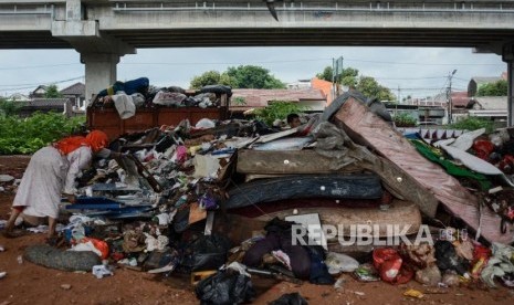 Sukabumi Gencarkan Gerakan Kurangi Sampah Plastik. Foto: Warga memungut sampah plastik.