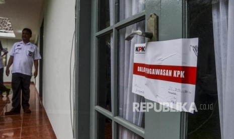 Petugas berdiri di dekat ruang kerja Komisioner KPU Wahyu Setiawan yang disegel KPK di Jakarta, Kamis (9/1).