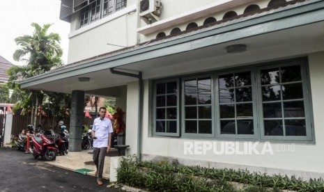 Petugas melintasi rumah dinas Wahyu Setiawan