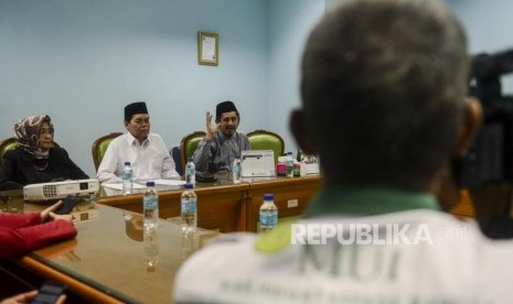 Wakil Sekretaris Jenderal MUI Amirsyah Tambunan (tengah) dan Zaitun Rasmin (kanan) serta Mantan Komisioner KPU Valina Singka Subekti (kiri) memberikan keterangan pers kepada wartawan di kantor MUI, Jakarta, Kamis (9/1).