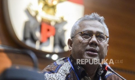 Ketua KPU Arief Budiman memberikan keterangan saat konferensi pers terkait kasus suap penetapan Anggota DPR periode 2019 - 2024 atas PAW Anggota DPR Fraski PDIP Nazaruddin Kiemas yang meninggal dunia di Gedung KPK, Jakarta, Kamis (9/1).