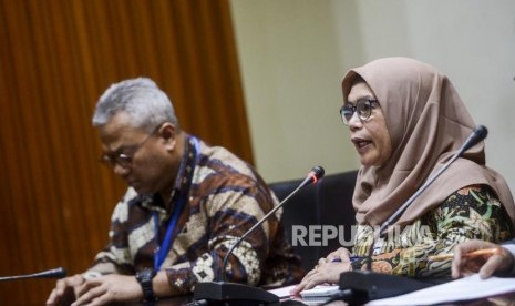 Wakil Ketua KPK Lili Pintauli Siregar (kanan) bersama Ketua KPU Arief Budiman (kiri) memberikan keterangan saat konferensi pers terkait kasus suap penetapan Anggota DPR periode 2019 - 2024 atas PAW Anggota DPR Fraski PDIP Nazaruddin Kiemas yang meninggal dunia di Gedung KPK, Jakarta, Kamis (9/1).