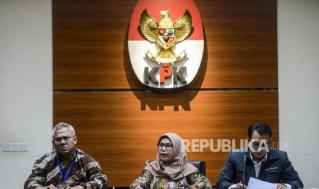 Wakil Ketua KPK Lili Pintauli Siregar (tengah) bersama Ketua KPU Arief Budiman (kiri) dan Plt Juru Bicara KPK Ali Fikri memberikan keterangan saat konferensi pers terkait kasus suap penetapan Anggota DPR periode 2019 - 2024 atas PAW Anggota DPR Fraski PDIP Nazaruddin Kiemas yang meninggal dunia di Gedung KPK, Jakarta, Kamis (9/1).