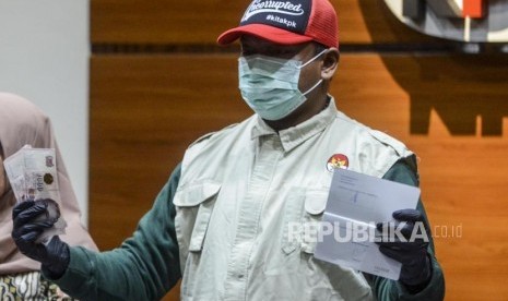 Penyidik memperlihatkan barang bukti saat konferensi pers terkait kasus suap penetapan Anggota DPR periode 2019 - 2024 atas PAW Anggota DPR Fraski PDIP Nazaruddin Kiemas yang meninggal dunia di Gedung KPK, Jakarta, Kamis (9/1).