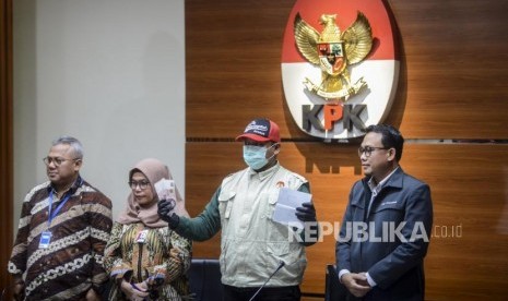 Wakil Ketua KPK Lili Pintauli Siregar (kedua kiri) bersama Ketua KPU Arief Budiman (kiri), Plt Juru Bicara KPK Ali Fikri (kanan) dan penyidik memperlihatkan barang bukti saat konferensi pers terkait kasus suap penetapan Anggota DPR periode 2019 - 2024 atas PAW Anggota DPR Fraski PDIP Nazaruddin Kiemas yang meninggal dunia di Gedung KPK, Jakarta, Kamis (9/1).