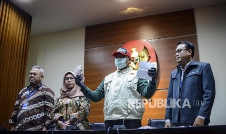 Wakil Ketua KPK Lili Pintauli Siregar (kedua kiri) bersama Ketua KPU Arief Budiman (kiri), Plt Juru Bicara KPK Ali Fikri (kanan) dan penyidik memperlihatkan barang bukti saat konferensi pers terkait kasus suap penetapan Anggota DPR periode 2019 - 2024 atas PAW Anggota DPR Fraski PDIP Nazaruddin Kiemas yang meninggal dunia di Gedung KPK, Jakarta, Kamis (9/1).