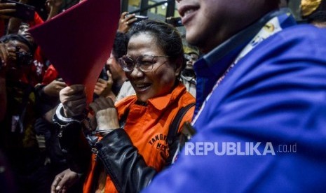 Mantan anggota Bawaslu Agustiani Tio Fridelia memakai rompi oranye usai menjalani pemeriksaan di Gedung KPK, Jakarta, Jumat (10/1).