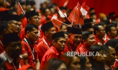 Sejumlah kader saat menghadiri pembukaan Rapat Kerja Nasional (Rakernas) I PDIP di Jakarta, Jumat (10/1).