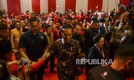 Presiden Joko Widodo didampingi Ketua Umum Partai Demokrasi Indonesia Perjuangan (PDIP) Megawati Soekarnoputri saat menghadiri pembukaan Rapat Kerja Nasional (Rakernas) I PDIP di Jakarta, Jumat (10/1).