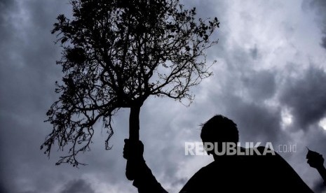 Seniman yang tergabung dalam Aliansi Seniman Rudet Bandung (ASET BANDUNG) melakukan aksi selamatkan bumi dalam rangka hari gerakan sejuta pohon.