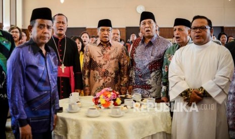 Ketua Lembaga Persahabatan Ormas Keagamaan (LPOK) yang juga Ketua PBNU, KH. Said Aqil Siradj bersama sejumlah tokoh agama saat menghadiri pengukuhan LPOK di Jakarta, Sabtu (11/1).