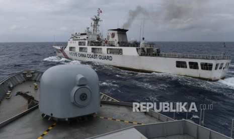 Kapal Coast Guard China-5302 memotong haluan KRI Usman Harun-359 pada jarak 60 yards (sekitar 55 meter) saat melaksanakan patroli mendekati kapal nelayan pukat China yang melakukan penangkapan ikan di ZEE Indonesia Utara Pulau Natuna, Sabtu (11/1/2020).