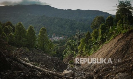 Jalan terputus karena longsor. (ilustrasi). Jalan yang menghubungkan wilayah Kecamatan Pacet-Trawas, tepatnya di Dusun Mligi, Desa Claket, Kecamatan Pacet, Kabupaten Mojokerto, Jawa Timur tertimbun material tanah longsor.