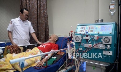 Direktur Utama BPJS Kesehatan Fachmi Idris berdialog dengan seorang pasien di Klinik Hemodialisis Tidore, Jakarta, Senin (13/1).