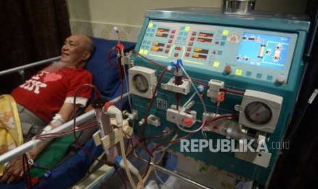 Pasien penyakit gagal ginjal kronis menjalani cuci darah alias dialisis. Pasien diabetes melitus yang menjalani cuci darah akan memiliki harapan hidup yang lebih lama jika menjalani transplantasi ginjal. 