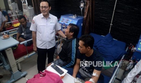 Direktur Utama BPJS Kesehatan Fachmi Idris berdialog dengan seorang pasien di Klinik Hemodialisis Tidore, Jakarta, Senin (13/1).