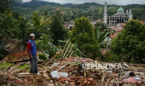 Warga korban longsor dan banjir bandang mencari barang-barang di bekas rumahnya yang terkena longsor di Kampung Gunung Julang, Desa Lebaksitu, Kecamatan Lebak Gedong, Banten, Senin (13/1).