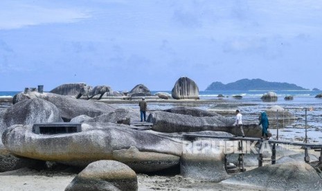 Plt Gubernur Kepri Usul Natuna Jadi Kawasan Wisata. Sejumlah pengunjung melintas diantara bongkahan batu granit di Alif Stone Park, Desa Sepempang, Kabupaten Natuna, Provinsi Kepulauan Riau.