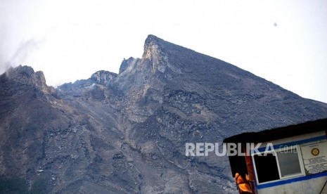 Rencana Kontijensi Erupsi Merapi. Gunung Merapi terlihat jelas dari kawasan Bukit Klangon, Sleman, Yogyakarta, Senin (13/1/2020).