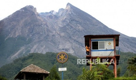 Rencana Kontijensi Erupsi Merapi. Gunung Merapi terlihat jelas dari kawasan Bukit Klangon, Sleman, Yogyakarta, Senin (13/1/2020).