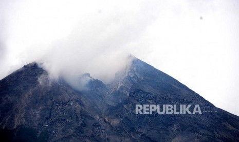  Balai Penyelidikan dan Pengembangan Teknologi Kebencanaan Geologi (BPPTKG) menyatakan, Gunung Merapi di perbatasan Daerah Istimewa Yogyakarta dan Jawa Tengah mengalami lima kali gempa guguran (Foto: ilustrasi gunung merapi)