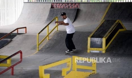 Seorang warga bermain skateboard di Skatepark bawah jembatan layang Pasar Rebo, Jakarta, Senin (13/1).(Prayogi/Republika)