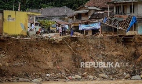 Badan Penanggulangan Bencana Daerah (BPBD) Jember membuat jembatan darurat dari bambu di Desa Klungkung, Kabupaten Jember, Jawa Timur (Foto: ilustrasi jembatan putus)