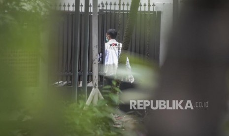 Penyidik KPK bersiap melakukan penggeledahan di Jakarta, Senin (13/1). KPK menggeledah ruang kerja Komisioner KPU RI Wahyu Setiawan selama delapan jam terkait kasus dugaan penerimaan hadiah atau janji penetapan anggota DPR Terpilih Periode 2019-2024.