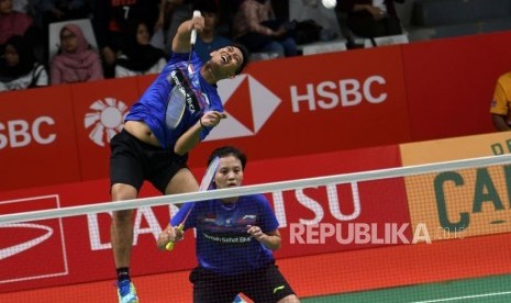 Pasangan ganda campuran Indonesia Annisa Saufika (kanan) dan Alfian Eko Prasetya bertanding melawan pasangan Denmark Mathias Bay Smidt dan Rikke Søby dalam pertandingan ronde pertama Daihatsu Indonesia Masters 2020 di Istora Senayan, Jakarta, Selasa (14/1).