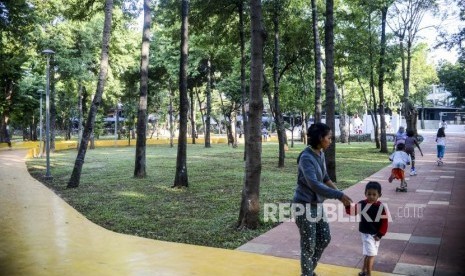 Menemani anak bermain. Organic parenting aplikasinya tak sekadar memberi anak asupan makanan organik.