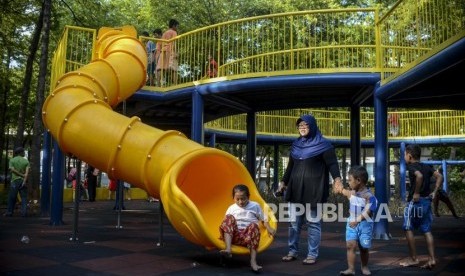 Anak-anak saat bermain di Taman Puring, Kebayoran Baru, Jakarta, Selasa (14/1).