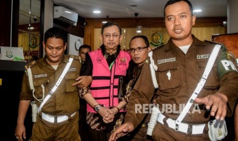 Mantan Direktur Utama PT Asuransi Jiwasraya Hendrisman Rahim mengenakan rompi tahanan usai menjalani pemeriksaan di gedung Jampidsus Kejaksaan Agung (Kejagung), Jakarta, Selasa (14/1).