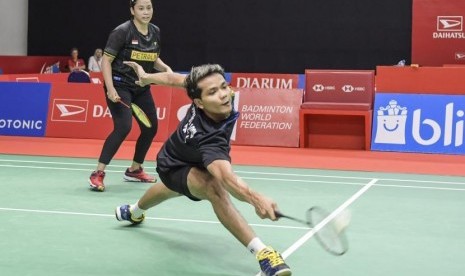 Ganda campuran Indonesia Ricky Karandasuwardi (kanan) dan Pia Zebadiah Bernadet, mengembalikan kok kearah ganda campuran China Wang Yi Lyu dan Huang Dong Ping saat pertandingan putaran pertama Daihatsu Indonesia Masters 2020 di Istora Senayan, Jakarta, Selasa (14/1/2020).