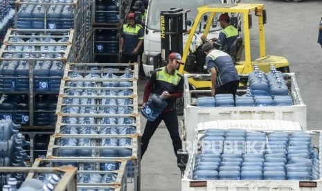 Pekerja memindahkan air minum dalam kemasan (AMDK)  di pabrik air mineral kawasan Kalibata, Jakarta, Rabu (15/1).