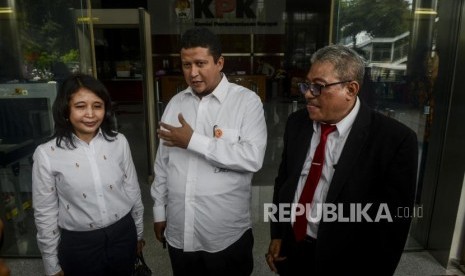 Tiga di antara Dewan Kehormatan Penyelenggara Pemilu (DKPP) Muhammad (tengah) Teguh Prasetyo (kanan) dan Ida Budhiati (kiri) 