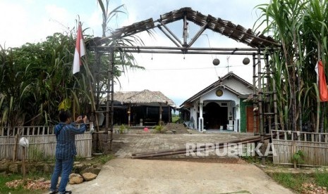 Sejumlah pengunjung berada di gapura pintu masuk komplek Keraton Agung Sejagad Desa Pogung Jurutengah, Bayan, Purworejo, Jawa Tengah, Selasa (14/1/2020).