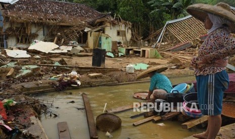 Warga mencuci perabot di halaman rumahnya yang sudah rata dengan tanah setelah disapu banjir bandang di Kampung Bolang, Calung Bungur, Lebak, Banten, Rabu (15/1/2020).