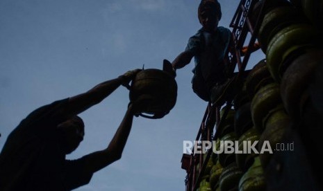 Pekerja menurunkan tabung gas elpiji tiga kilogram dari truk di salah satu pangkalan di Jalan Sungai Bambu, Tanjung Priok, Jakarta Utara, Rabu (15/1).