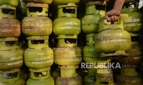 Pekerja menata tabung gas elpiji tiga kilogram di salah satu pangkalan di Jalan Sungai Bambu, Tanjung Priok, Jakarta Utara, Rabu (15/1).