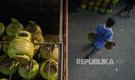 Pekerja menata tabung gas elpiji tiga kilogram di salah satu pangkalan di Jalan Sungai Bambu, Tanjung Priok, Jakarta Utara, Rabu (15/1).