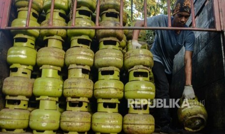 Pekerja menurunkan tabung gas elpiji tiga kilogram dari truk di salah satu pangkalan di Jalan Sungai Bambu, Tanjung Priok, Jakarta Utara, Rabu (15/1).(Thoudy Badai_Republika)