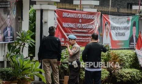 Petugas Keamanan berjaga di depan Kantror DPP PDI Perjuangan Jalan Pangeran Diponegoro, Jakarta, Rabu (15/1).