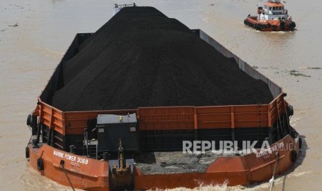 Kapal tongkang pengangkut batu bara melintas di Sungai Musi, Palembang,Sumatera Selatan, Rabu (15/1/2020).