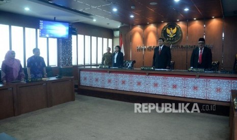 Plt Ketua Dewan Kehormatan Penyelenggara Pemilu (DKPP) sekaligus Ketua Majelis Sidang Muhammad (dua kanan) bersama anggota Ida Budhiati (tiga kanan) dan Teguh Prasetyo (kanan) usai memimpin sidang putusan pelanggaran etik Komisioner KPU Wahyu Setiawan di Kantor DKPP, Jakarta, Kamis (16/1).