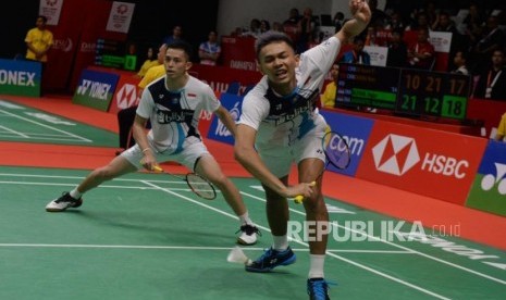 Pebulu tangkis ganda putra Indonesia Muhammad Rian Ardianto dan Fajar Alfian mengembalikan kok ke arah lawannya pebulu tangkis asal China Ou Xuan Yi dan Zhang Nan dalam pertandingan babak 16 besar Daihatsu Indonesia Masters 2020 di Istora Senayan, Jakarta, Kamis (16/1).