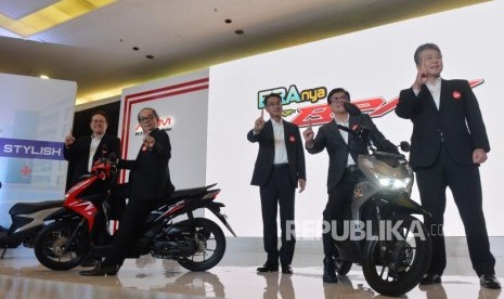 President Director PT Astra Honda Motor (AHM) Toshiyuki Inuma (kedua kiri) bersama Marketing Director Thomas Wijaya (dari kiri), Executive Director of Asian Honda Motor, Co, Ltd Atsushi Ogata, Executive Vice President Director AHM Johannes Loman, Marketing Director Mutsuo Usui, berfoto bersama saat peluncuran produk terbaru All New Honda Beat series di Jakarta, Kamis (16/1).