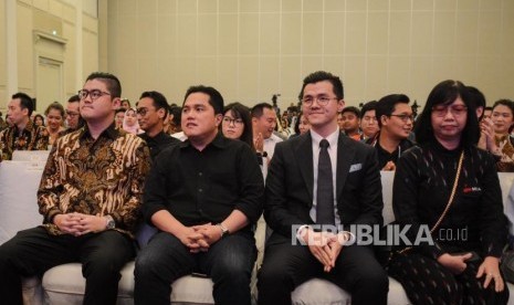 Menteri Badan Usaha Milik Negara (BUMN) Erick Thohir (kedua kiri), CEO IDN Media Winston Utomo (kiri), Founder IDN COO IDN Media William Utomo (kedua kanan), Pemimpin Reaksi IDN Times Uni Lubis (kanan) saat acara diskusi panel Indonesia Millennial Summit 2020 di Tribrata Darmawangsa, Jakarta, Jumat (17/1).